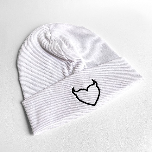 کلاه بینی گلدوزی طرح قلب سفید