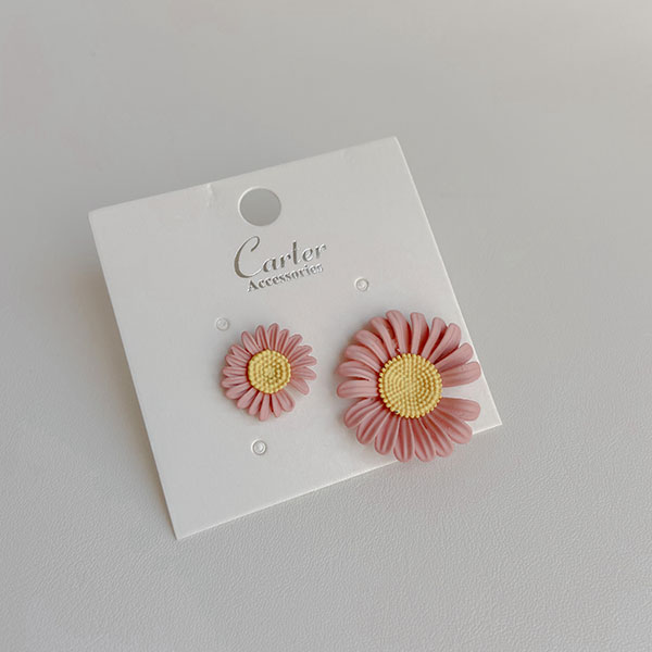 گوشواره بابونه صورتی کمرنگ