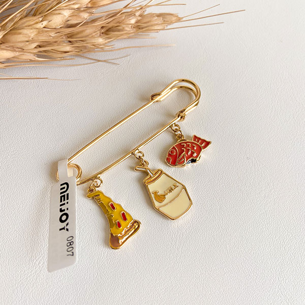 سنجاق سینه اسنکی